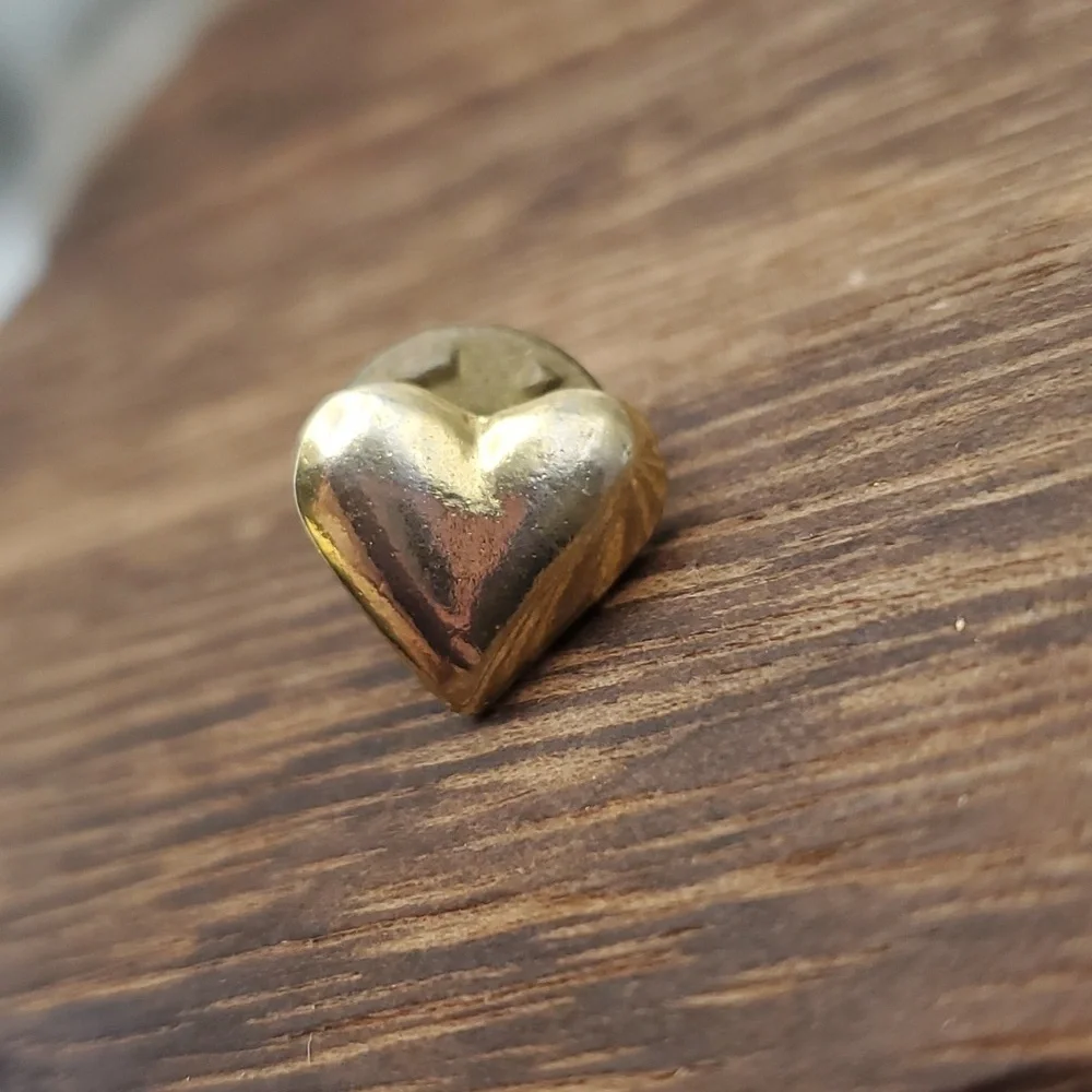 Heart pin vintage romance B610